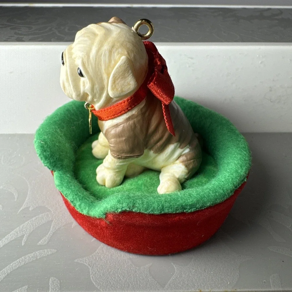 2007 Hallmark Keepsake Christmas Ornament Puppy Love 17th English‎ Bulldog